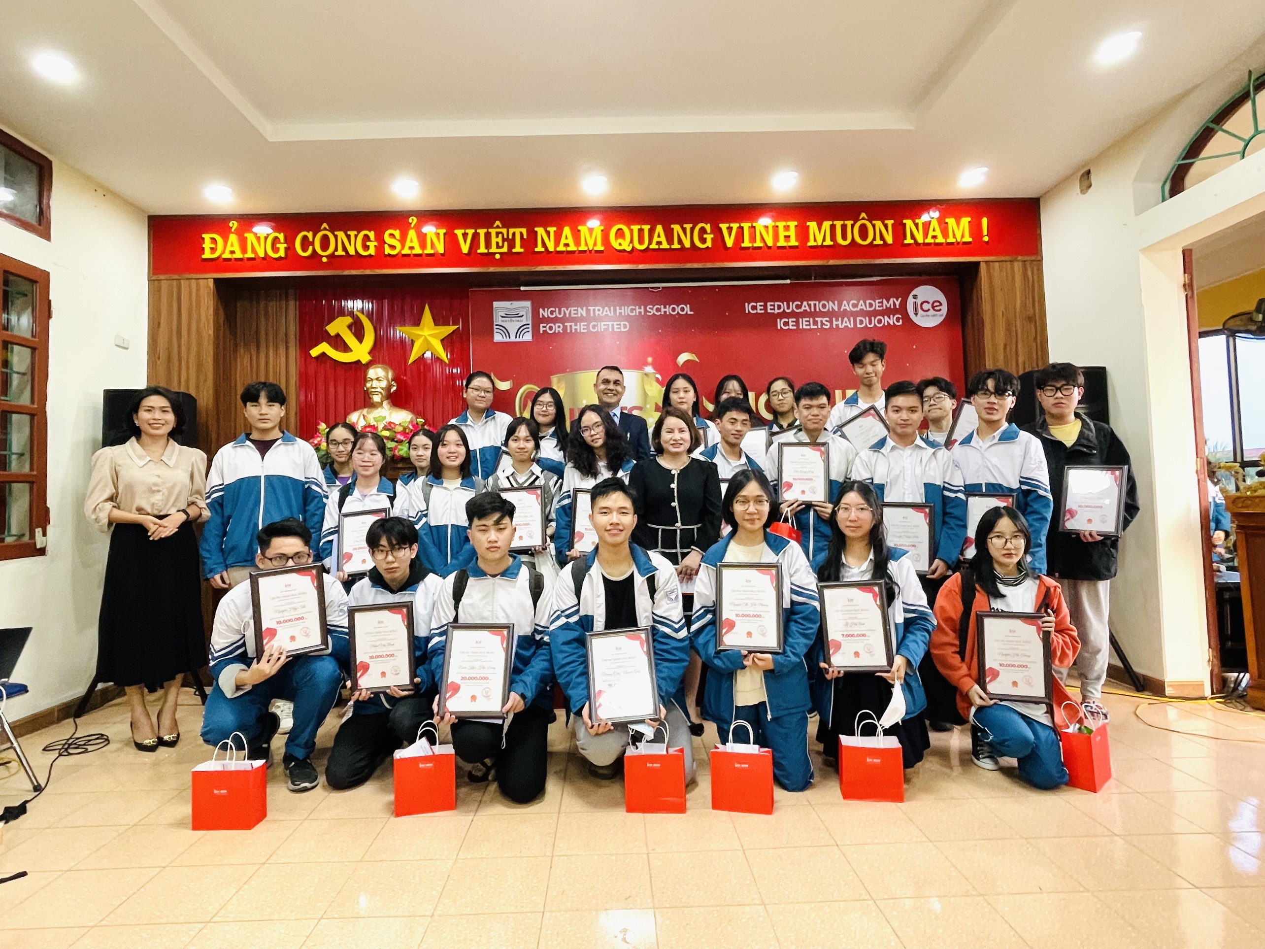 Học viện đào tạo ICE trao học bổng và tặng quà cho các HS chuyên Nguyễn Trãi đạt điểm thi IELTS cao trong năm học 2021-2022